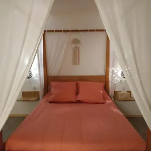 https://la-ferme-des-escampades.fr-provencehotel.com